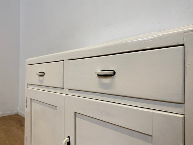 WMK I Formschöne weiße 1930er Jahre Art Deco Kommode aus vollem Holz mit Schubladen & hübschen Originalgriffen I Schrank Anrichte Sideboard Wickelkommode Wäschekommode Jugendstil Antik Vintage Berlin