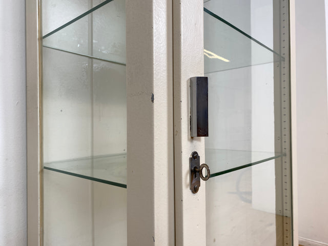 WMK # Sehr schöner & minimalistischer 40er Jahre Medizinschrank aus Eisen & Glas # weißer Apothekerschrank Vitrine Arztschrank Glasvitrine Arztvitrine Highboard Spind Industrial Design Display Vintage