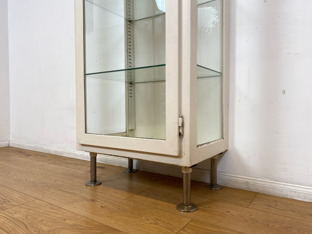 WMK # Sehr schöner & minimalistischer 40er Jahre Medizinschrank aus Eisen & Glas # weißer Apothekerschrank Vitrine Arztschrank Glasvitrine Arztvitrine Highboard Spind Industrial Design Display Vintage