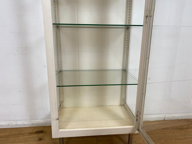 WMK # Sehr schöner & minimalistischer 40er Jahre Medizinschrank aus Eisen & Glas # weißer Apothekerschrank Vitrine Arztschrank Glasvitrine Arztvitrine Highboard Spind Industrial Design Display Vintage