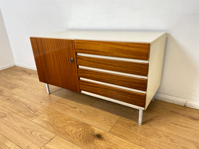 WMK I Seltenes weißes Sideboard Modell 800 von VEB Hellerau aus 1969 mit Schubladen & Metallfüßen I Kommode Schrank Lowboard TV Bank Fernseh Schuh Wäsche Schubladen DDR 70er Vintage Berlin Bochum Köln