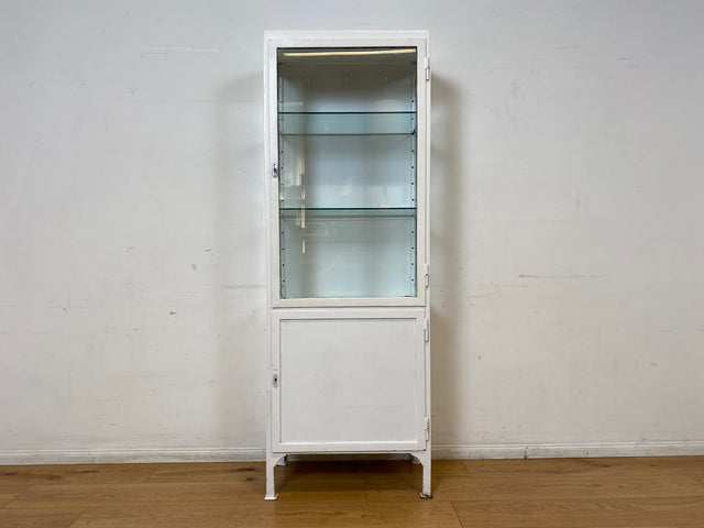 Seltener weißer 40er Jahre Medizinschrank aus Eisen I Vitrine Glasvitrine Apotheker Arzt Schrank Spind Highboard Display Industrial Design Metall Vintage Mid-Century I