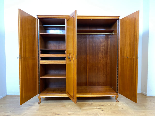 Besonders schöner 60er Jahre Chippendale Kleiderschrank aus vollem Holz mit Schubladen I Schrank Schlafzimmerschrank Wäscheschrank Wardrobe Vintage Mid-Century Barock I