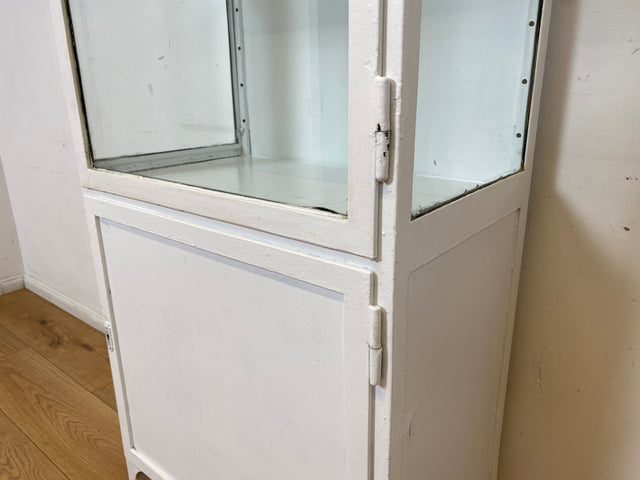 Seltener weißer 40er Jahre Medizinschrank aus Eisen I Vitrine Glasvitrine Apotheker Arzt Schrank Spind Highboard Display Industrial Design Metall Vintage Mid-Century I