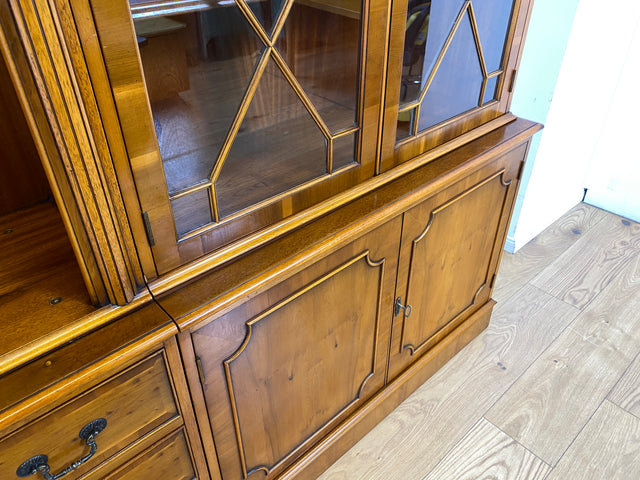 WMK I Imposanter & hochwertiger 1980er Wohnzimmerschrank im englischen Regency Stil mit Vitrine