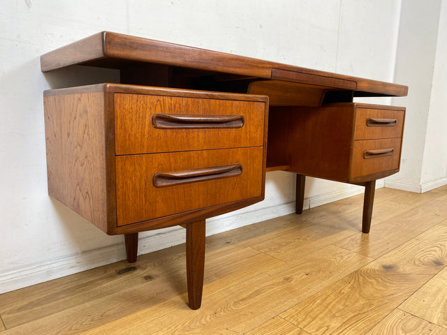 Skandinavischer Mid-Century Fresco Schreibtisch / Schminktisch I Viktor Wilkins für G-Plan I Teakholz I Writing Desk Bürotisch Schminkkommode Sideboard Danish Design Vintage 60er