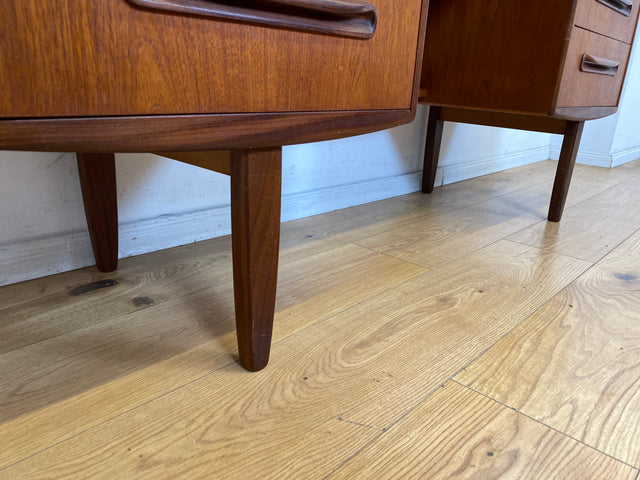 Skandinavischer Mid-Century Fresco Schreibtisch / Schminktisch I Viktor Wilkins für G-Plan I Teakholz I Writing Desk Bürotisch Schminkkommode Sideboard Danish Design Vintage 60er