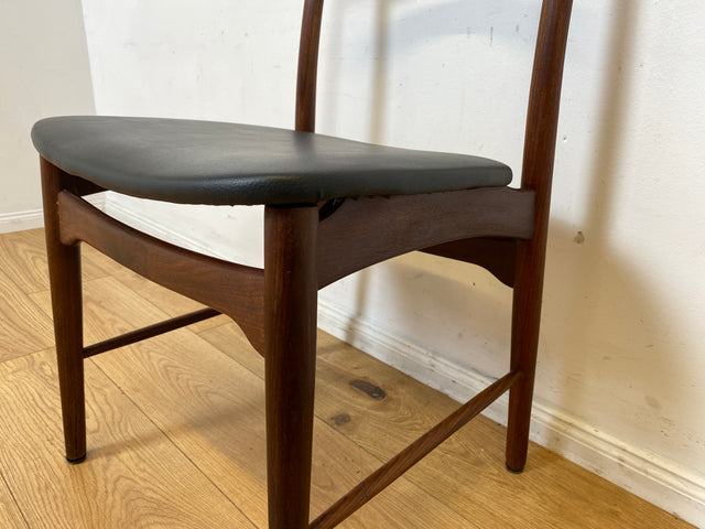 │ Set aus 4 Mid-Century Designerstühlen │ Georg Leowald für Wilkhahn │ 60er Jahre, Teakholz & Kunstleder │ Stühle Esszimmerstühle Küchenstühle Holzstühle Lederstühle 4er Danish Design Vintage │