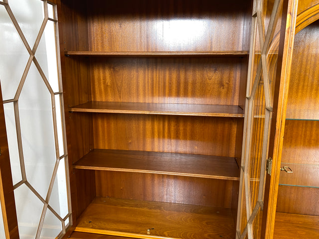 WMK I Imposanter & hochwertiger 1980er Wohnzimmerschrank im englischen Regency Stil mit Vitrine