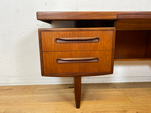 Skandinavischer Mid-Century Fresco Schreibtisch / Schminktisch I Viktor Wilkins für G-Plan I Teakholz I Writing Desk Bürotisch Schminkkommode Sideboard Danish Design Vintage 60er