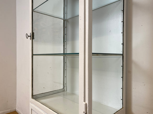 Seltener weißer 40er Jahre Medizinschrank aus Eisen I Vitrine Glasvitrine Apotheker Arzt Schrank Spind Highboard Display Industrial Design Metall Vintage Mid-Century I
