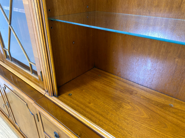 WMK I Imposanter & hochwertiger 1980er Wohnzimmerschrank im englischen Regency Stil mit Vitrine