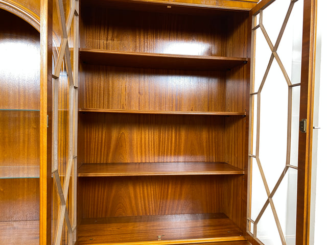 WMK I Imposanter & hochwertiger 1980er Wohnzimmerschrank im englischen Regency Stil mit Vitrine