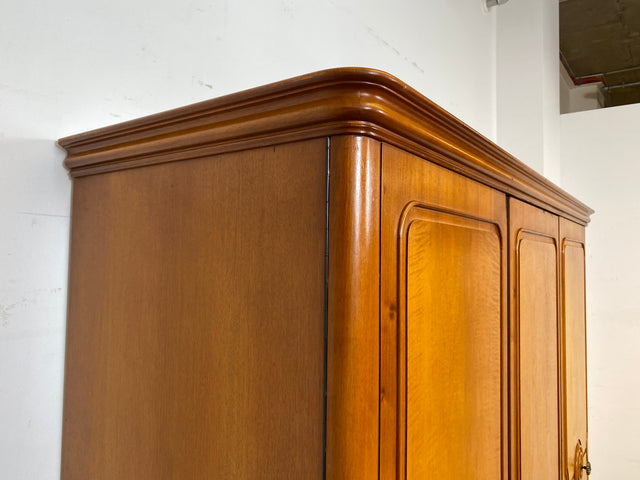 Besonders schöner 60er Jahre Chippendale Kleiderschrank aus vollem Holz mit Schubladen I Schrank Schlafzimmerschrank Wäscheschrank Wardrobe Vintage Mid-Century Barock I
