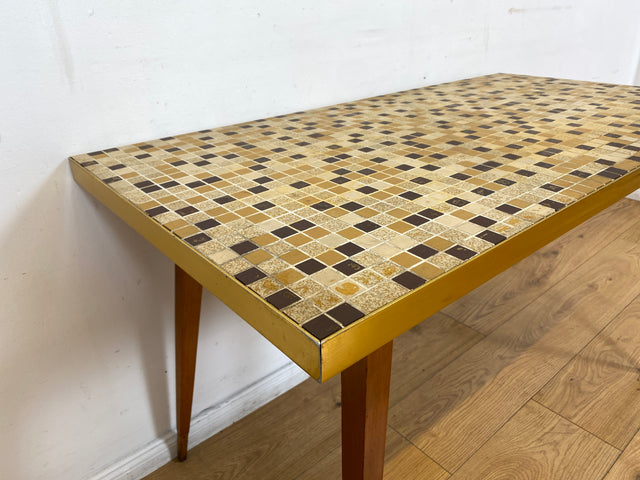 WMK I Besonders schöner hoher Mid-Century Couchtisch mit Mosaik Fliesen und konischen Füßen