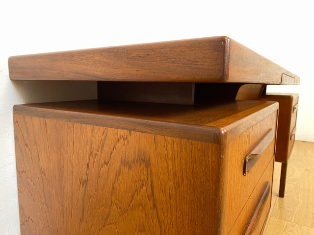 Skandinavischer Mid-Century Fresco Schreibtisch / Schminktisch I Viktor Wilkins für G-Plan I Teakholz I Writing Desk Bürotisch Schminkkommode Sideboard Danish Design Vintage 60er
