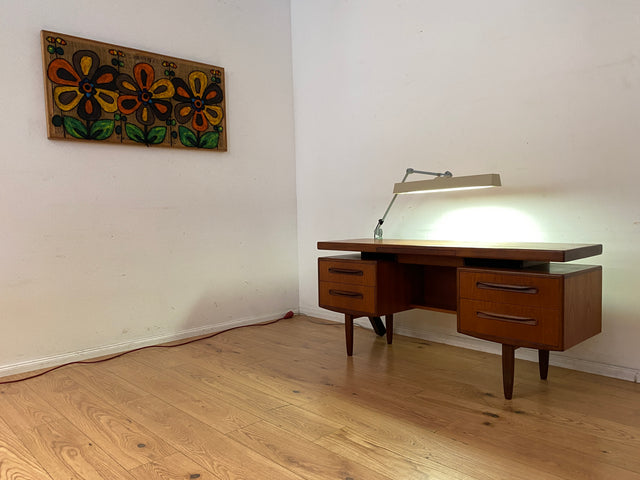 Skandinavischer Mid-Century Fresco Schreibtisch / Schminktisch I Viktor Wilkins für G-Plan I Teakholz I Writing Desk Bürotisch Schminkkommode Sideboard Danish Design Vintage 60er