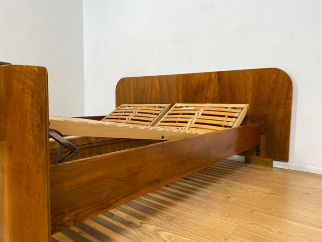 WMK I Stilvolles 50er Jahre Doppelbett in edlem Nussbaum mit verstellbarem Lattenrost für 2x 80x195 oder 160x195 cm Matratzen I
