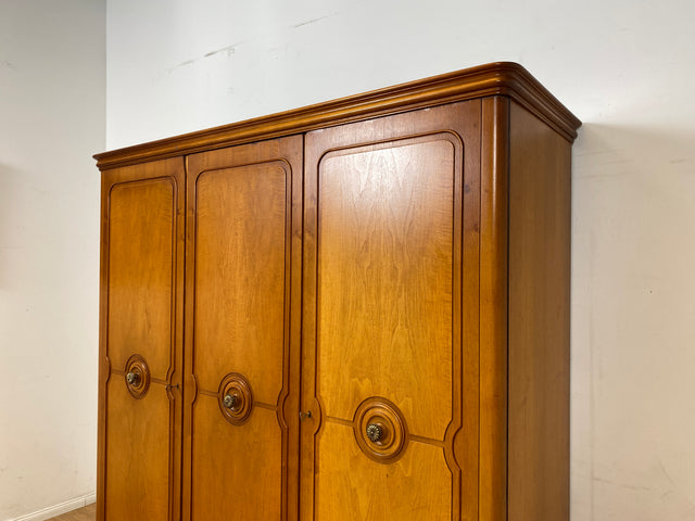 Besonders schöner 60er Jahre Chippendale Kleiderschrank aus vollem Holz mit Schubladen I Schrank Schlafzimmerschrank Wäscheschrank Wardrobe Vintage Mid-Century Barock I