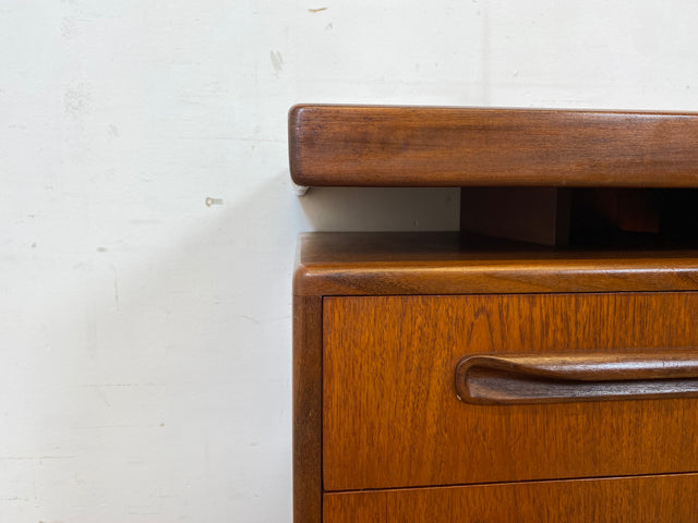Skandinavischer Mid-Century Fresco Schreibtisch / Schminktisch I Viktor Wilkins für G-Plan I Teakholz I Writing Desk Bürotisch Schminkkommode Sideboard Danish Design Vintage 60er