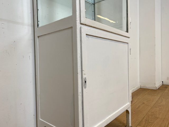 Seltener weißer 40er Jahre Medizinschrank aus Eisen I Vitrine Glasvitrine Apotheker Arzt Schrank Spind Highboard Display Industrial Design Metall Vintage Mid-Century I
