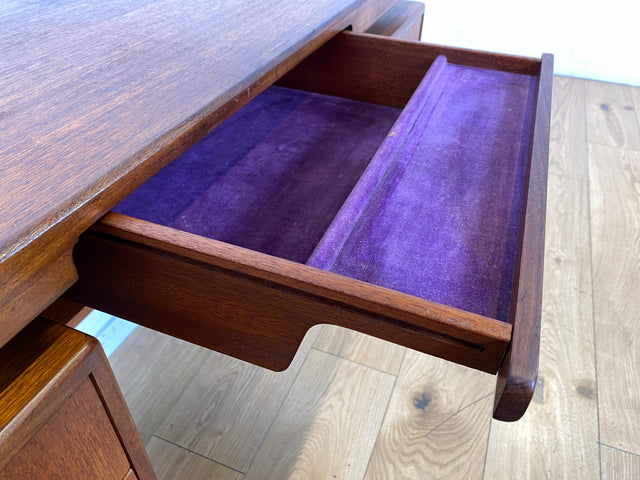 Skandinavischer Mid-Century Fresco Schreibtisch / Schminktisch I Viktor Wilkins für G-Plan I Teakholz I Writing Desk Bürotisch Schminkkommode Sideboard Danish Design Vintage 60er