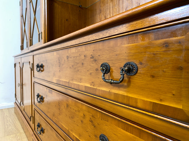 WMK I Imposanter & hochwertiger 1980er Wohnzimmerschrank im englischen Regency Stil mit Vitrine