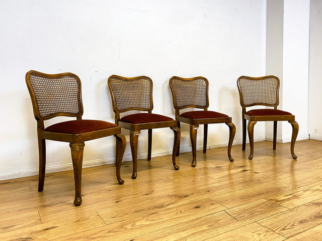 Set aus 4 wunderschönen 50er Jahre Chippendale Esszimmerstühlen mit Wiener Geflecht & bordeaux rotem Bezug I 4er Stühle Holzstühle Küchenstühle Mid-Century Vintage Barock I