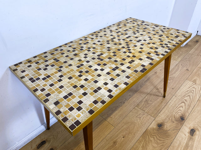 WMK I Besonders schöner hoher Mid-Century Couchtisch mit Mosaik Fliesen und konischen Füßen