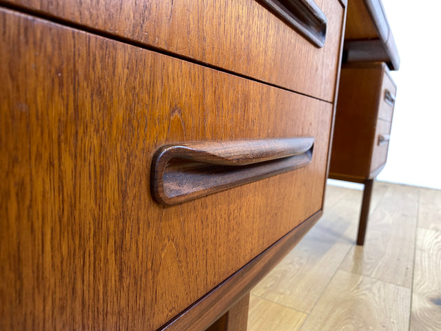 Skandinavischer Mid-Century Fresco Schreibtisch / Schminktisch I Viktor Wilkins für G-Plan I Teakholz I Writing Desk Bürotisch Schminkkommode Sideboard Danish Design Vintage 60er