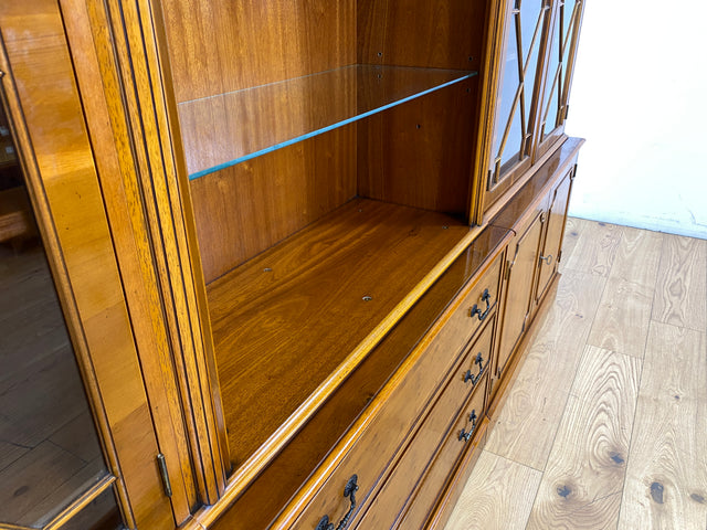 WMK I Imposanter & hochwertiger 1980er Wohnzimmerschrank im englischen Regency Stil mit Vitrine