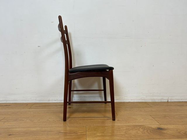 │ Set aus 4 Mid-Century Designerstühlen │ Georg Leowald für Wilkhahn │ 60er Jahre, Teakholz & Kunstleder │ Stühle Esszimmerstühle Küchenstühle Holzstühle Lederstühle 4er Danish Design Vintage │