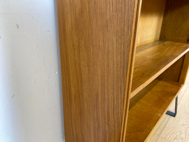 Stilvolles helles Mid-Century Regal , Vollholz, mit verstellb. Regalböden & neuen Metallfüßen I Holzregal Bücherregal Bücherschrank Küchenregal Regalwand Vintage Retro 60er I