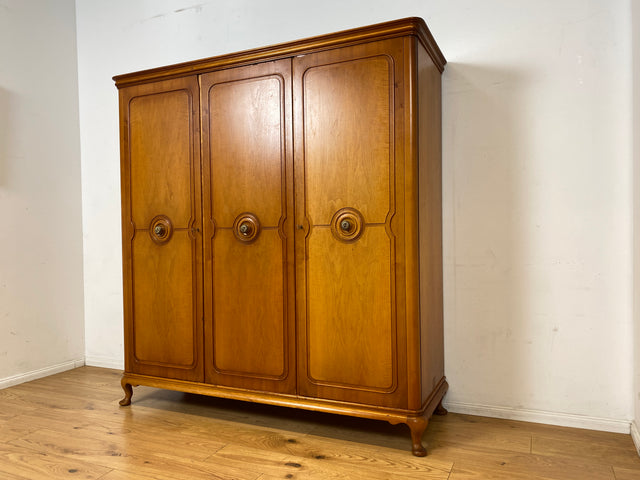 Besonders schöner 60er Jahre Chippendale Kleiderschrank aus vollem Holz mit Schubladen I Schrank Schlafzimmerschrank Wäscheschrank Wardrobe Vintage Mid-Century Barock I