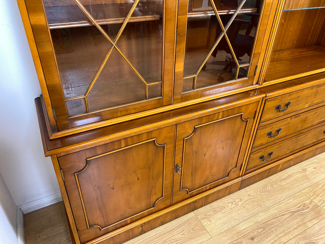 WMK I Imposanter & hochwertiger 1980er Wohnzimmerschrank im englischen Regency Stil mit Vitrine