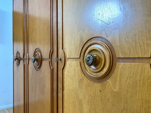 Besonders schöner 60er Jahre Chippendale Kleiderschrank aus vollem Holz mit Schubladen I Schrank Schlafzimmerschrank Wäscheschrank Wardrobe Vintage Mid-Century Barock I