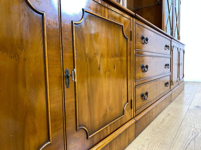 WMK I Imposanter & hochwertiger 1980er Wohnzimmerschrank im englischen Regency Stil mit Vitrine