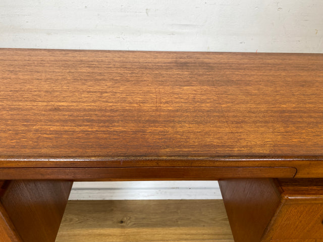 Skandinavischer Mid-Century Fresco Schreibtisch / Schminktisch I Viktor Wilkins für G-Plan I Teakholz I Writing Desk Bürotisch Schminkkommode Sideboard Danish Design Vintage 60er