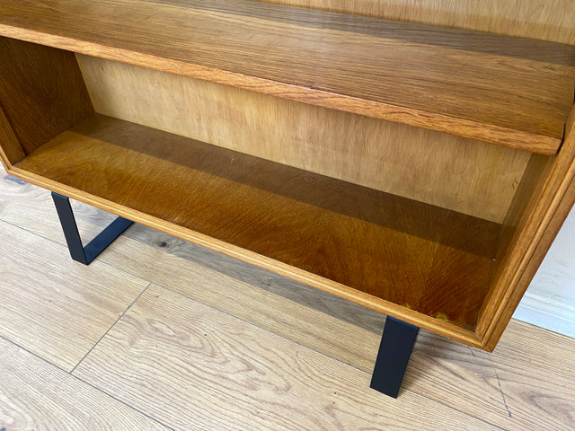 Stilvolles helles Mid-Century Regal , Vollholz, mit verstellb. Regalböden & neuen Metallfüßen I Holzregal Bücherregal Bücherschrank Küchenregal Regalwand Vintage Retro 60er I