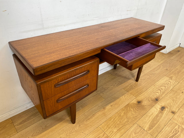 Skandinavischer Mid-Century Fresco Schreibtisch / Schminktisch I Viktor Wilkins für G-Plan I Teakholz I Writing Desk Bürotisch Schminkkommode Sideboard Danish Design Vintage 60er