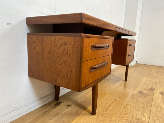 Skandinavischer Mid-Century Fresco Schreibtisch / Schminktisch I Viktor Wilkins für G-Plan I Teakholz I Writing Desk Bürotisch Schminkkommode Sideboard Danish Design Vintage 60er