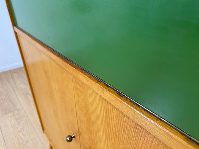 WMK I Rarer heller Mid-Century Schreibschrank in grüner Originalfarbe mit Messinggriffen I Sekretär Highboard Schrank Barschrank Bar Schreibtisch Bücherschrank Vintage 60er I Berlin Frankfurt Bayern