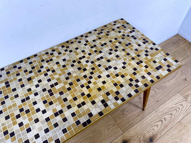 WMK I Besonders schöner hoher Mid-Century Couchtisch mit Mosaik Fliesen und konischen Füßen