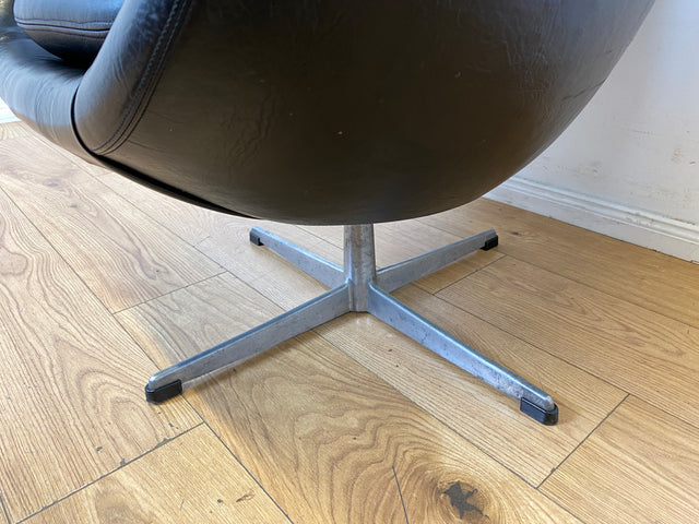 Formschöner skandinavischer Space Age Drehsessel mit Kunstleder Bezug bau ähnlich mit Eggchair I Sessel Ledersessel Armchair Designersessel Ei Lesesessel Vintage 70er I