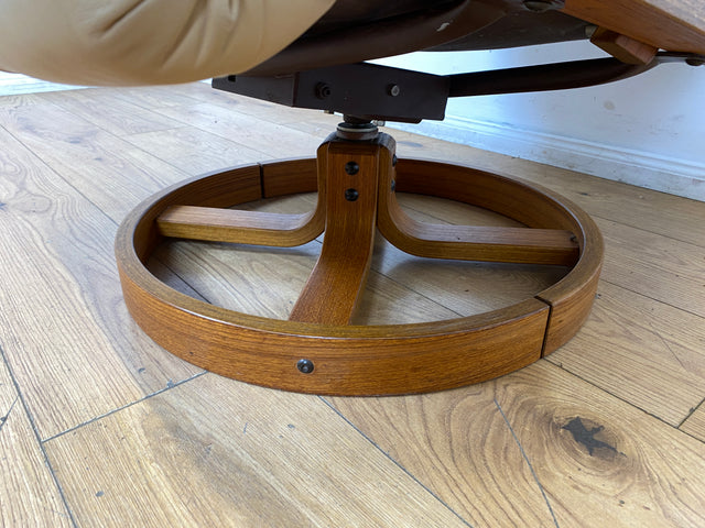 Eleganter & äußerst gemütlicher norwegischer Designer Drehsessel von Rybo Rykken mit beigem Echtleder Bezug