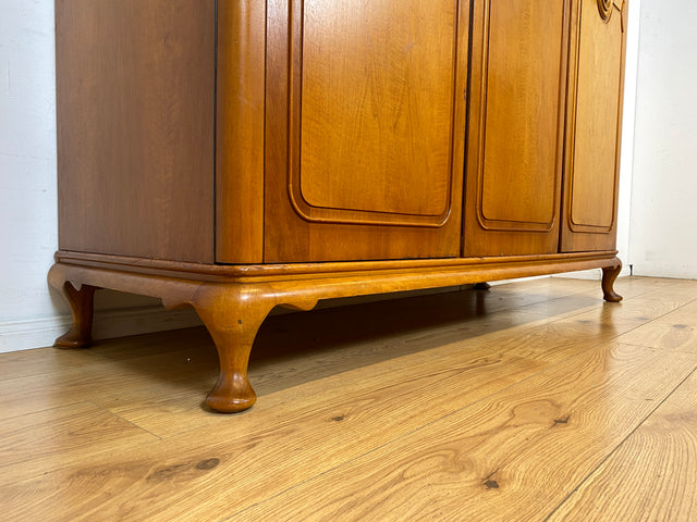 Besonders schöner 60er Jahre Chippendale Kleiderschrank aus vollem Holz mit Schubladen I Schrank Schlafzimmerschrank Wäscheschrank Wardrobe Vintage Mid-Century Barock I
