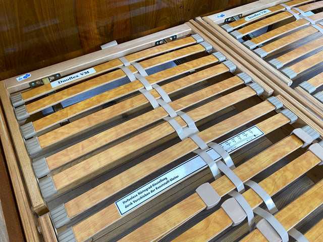 WMK I Stilvolles 50er Jahre Doppelbett in edlem Nussbaum mit verstellbarem Lattenrost für 2x 80x195 oder 160x195 cm Matratzen I