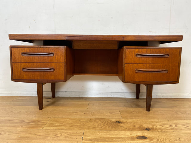 Skandinavischer Mid-Century Fresco Schreibtisch / Schminktisch I Viktor Wilkins für G-Plan I Teakholz I Writing Desk Bürotisch Schminkkommode Sideboard Danish Design Vintage 60er