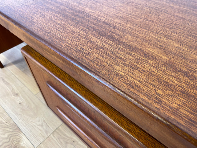 Skandinavischer Mid-Century Fresco Schreibtisch / Schminktisch I Viktor Wilkins für G-Plan I Teakholz I Writing Desk Bürotisch Schminkkommode Sideboard Danish Design Vintage 60er
