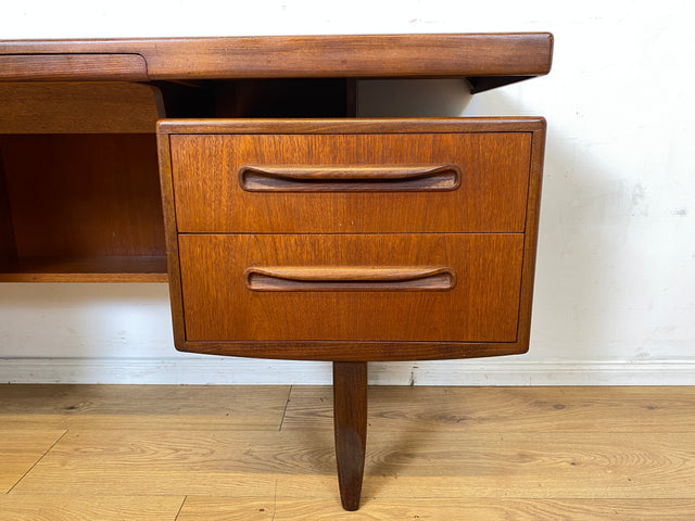 Skandinavischer Mid-Century Fresco Schreibtisch / Schminktisch I Viktor Wilkins für G-Plan I Teakholz I Writing Desk Bürotisch Schminkkommode Sideboard Danish Design Vintage 60er
